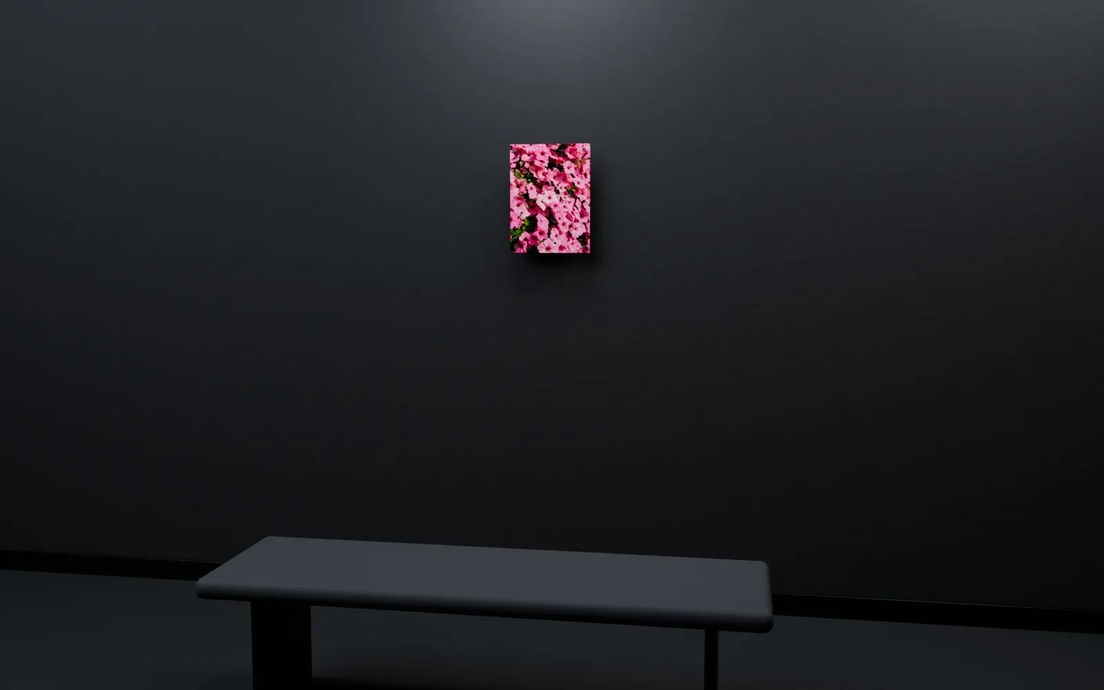 Galerieraum mit Turm, Mond auf Acrylglas und pinkfarbenen Blüten über einer Sitzbank
