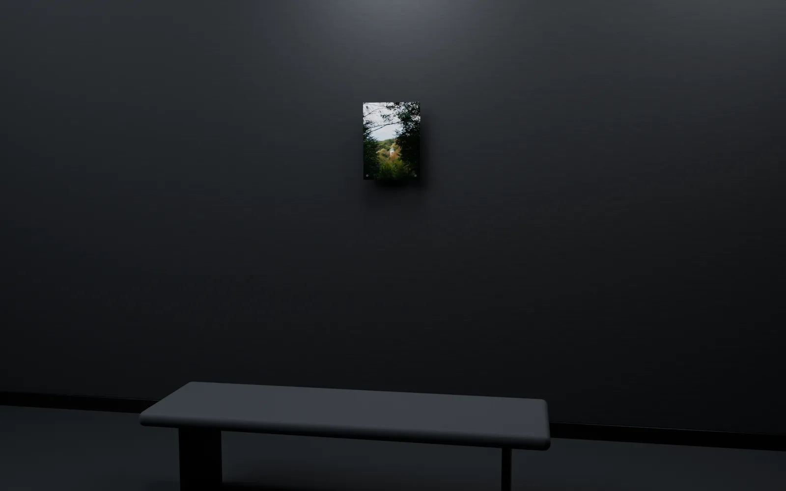 Galerieraum mit Turm, Mond auf Acrylglas und pinkfarbenen Blüten über einer Sitzbank