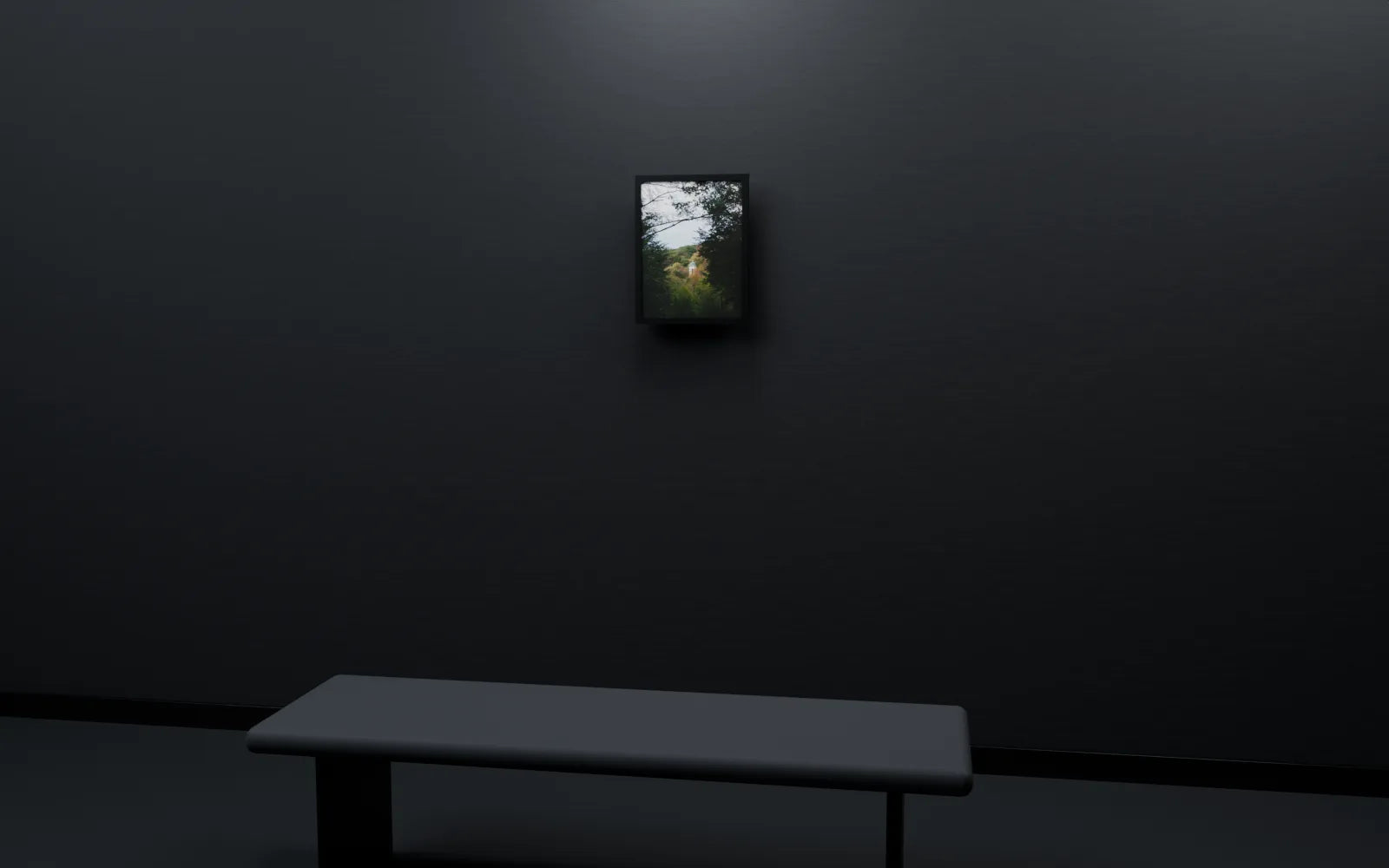 Galerieraum mit Turm, Mond auf Acrylglas und pinkfarbenen Blüten über einer Sitzbank