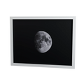 Stille des Mondes – Mondfotografie, gerahmter Fine Art Print, 40 × 30 cm, Rahmenfarbe Weiß