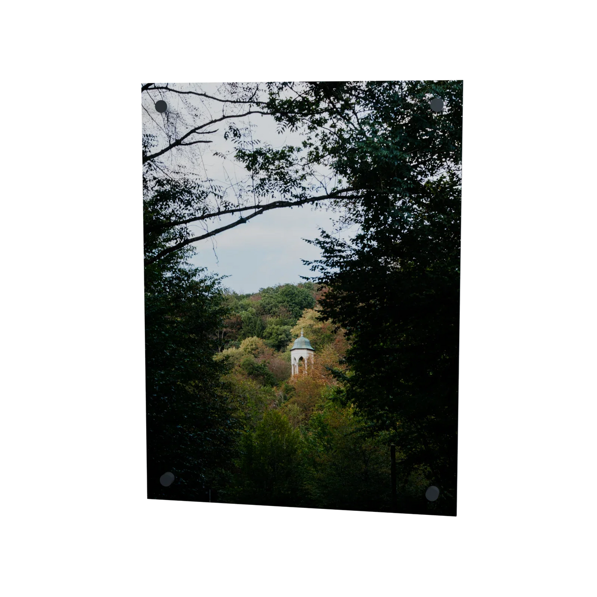 Der stille Turm – Turm in einer Waldlandschaft auf Acrylglas, 30 × 40 cm, mit vier Eckbefestigungen