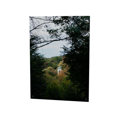 Der stille Turm – Turm in einer Waldlandschaft auf Acrylglas, 50 × 70 cm, mit vier Eckbefestigungen