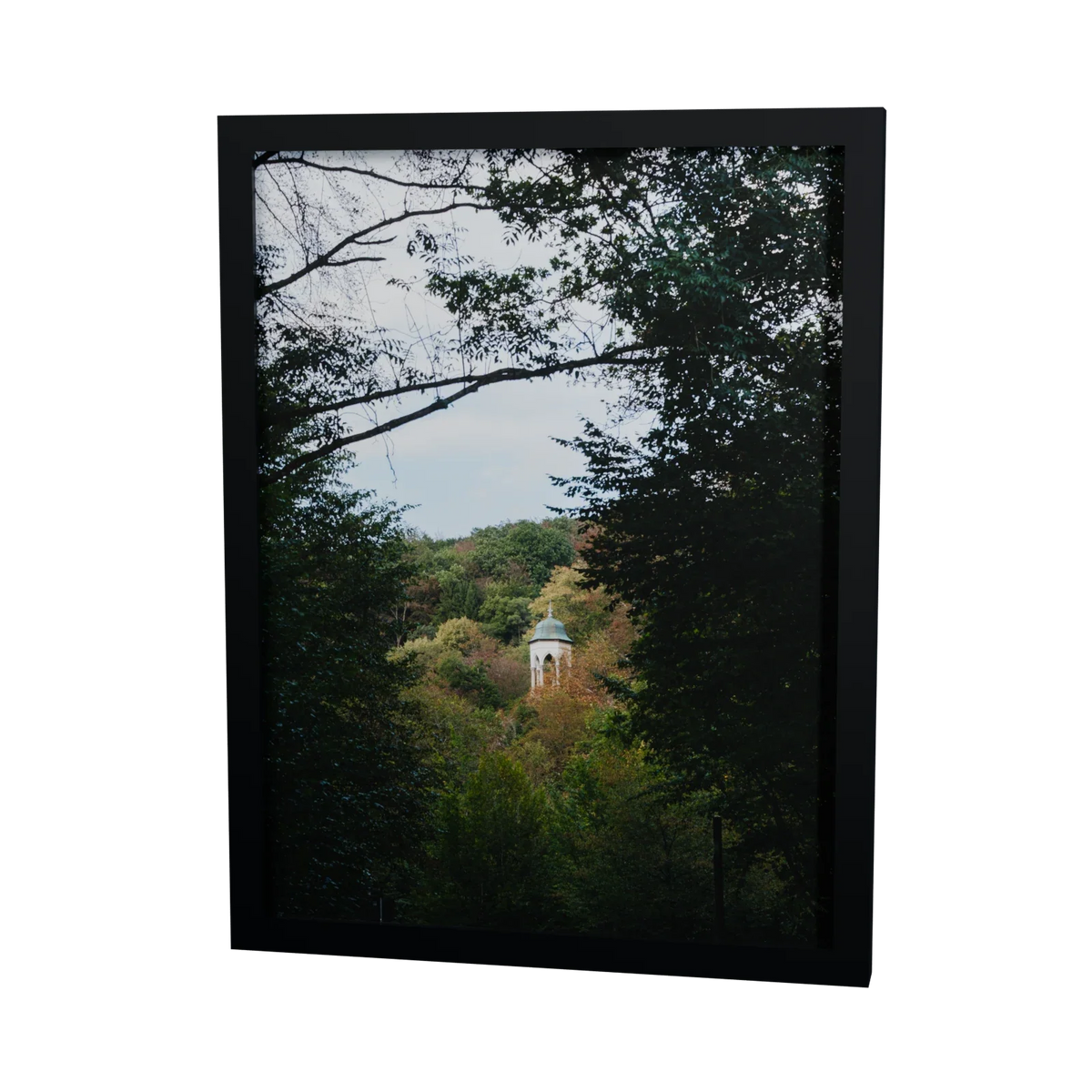 Der stille Turm – Turm in einer Waldlandschaft, gerahmter Fine Art Print, 30 × 40 cm, Rahmenfarbe Schwarz