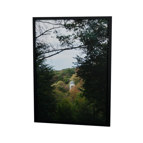 Der stille Turm – Turm in einer Waldlandschaft, gerahmter Fine Art Print, 50 × 70 cm, Rahmenfarbe Schwarz